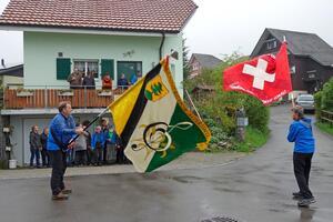 Fahnenmarsch zum Festival der Chöre in Gossau und Empfang in Degersheim